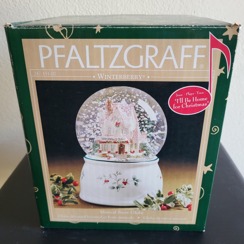NIB Vintage 2000 Pfaltzgraff Winterberry Musical Snow Globe.